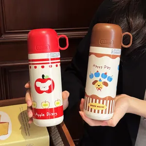 Nahaufnahme von niedlichen Edelstahl-Isolierflaschen mit Cartoon-Motiv in Rot und Braun