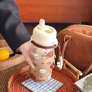 Süße Plastikwasserflasche mit Katzenaufdruck, cremefarbenem Deckel und braunem Tragegurt