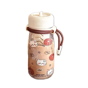 Süße Plastikwasserflasche mit Katzenmotiven und Tragegurt für Schüler und Kinder
