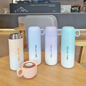 Cuatro botellas térmicas con degradado mostrando detalles del tapón y la boca
