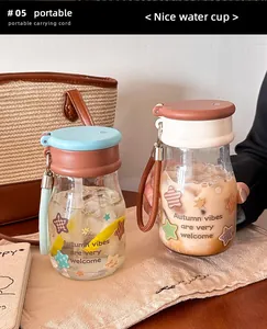 Détail de deux gobelets en verre avec texte 'Autumn vibes' et boissons fraîches