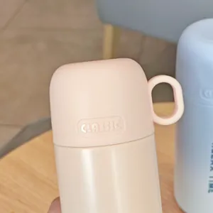 Primer plano de la tapa de botella térmica con asa y logotipo clásico.