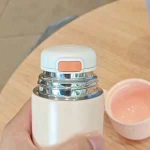 Primer plano del tapón de botón y la tapa del termo de acero inoxidable de alta calidad
