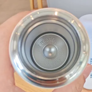 Vista de primer plano del interior de acero inoxidable SUS 316 de alta calidad de este termo moderno