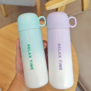 Primer plano de botellas de agua térmicas de acero inoxidable con degradado de color