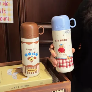 Paar niedliche isolierte Edelstahl-Wasserflaschen mit Cartoon-Motiv in Braun und Blau