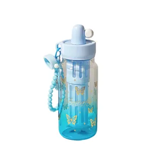 Stilvolle gradient blaue Glastrinkflasche mit Schmetterlingsmuster und Trinkhalm