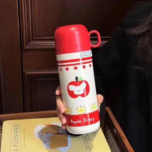 Detailansicht der süßen Apple Diary Thermosflasche aus Edelstahl mit rotem Deckel
