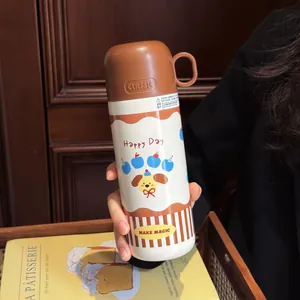 Detailansicht einer isolierten Edelstahl-Trinkflasche mit niedlichem Hunde-Cartoon-Muster.