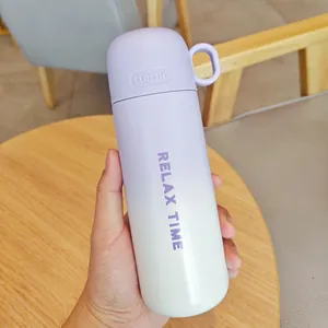 Termo portátil de acero inoxidable con degradado lavanda en la mano