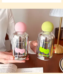Vue détaillée de deux bouteilles en verre miroir avec imprimé cerise et bouchons colorés