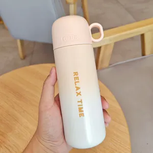Detalle del acabado degradado rosa y blanco en un termo de acero inoxidable de alta gama