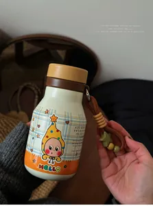Nahaufnahme einer tragbaren Isolierflasche mit niedlichem Sternencharakter und Handschlaufe.