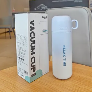 Primer plano de taza de vacío minimalista en degradado azul con su caja de embalaje