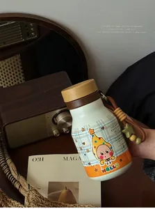 Tragbare Isolierflasche mit niedlichem Sternen-Cartoon-Design in der Nahaufnahme