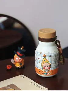 Detailaufnahme einer süßen Cartoon Sternperson isolierten Trinkflasche auf dem Tisch.