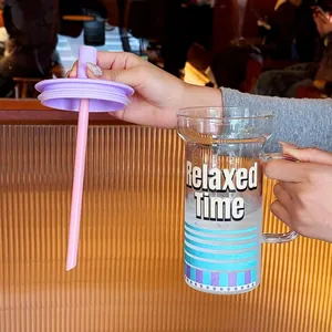 Grand gobelet en verre tendance avec poignée, couvercle violet et paille rose réutilisable