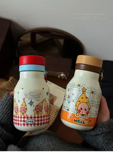 Nahaufnahme von zwei süßen Cartoon-Thermosflaschen aus Edelstahl für Mädchen und Kinder