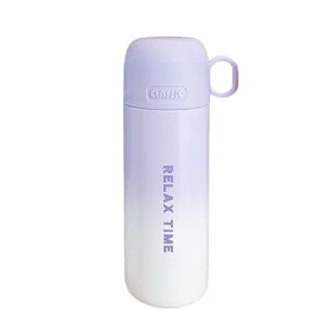 Botella térmica moderna de acero inoxidable con degradado lila y tapón con asa