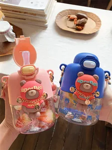 Vista detallada del diseño de oso en las tazas portátiles de Tritan con pajita para niños