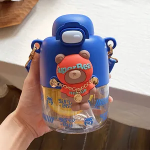 Vista detallada de la botella de agua azul de Tritan para niños con mascota de oso 3D