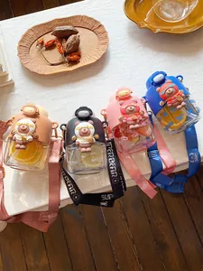 Grupo de cuatro botellas de agua SuperBear de colores con correas e infusiones de fruta