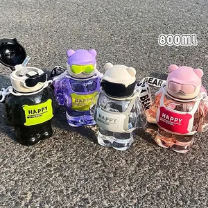 Lindas botellas de agua de plástico de 800 ml con forma de oso y pajitas en cuatro colores