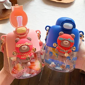 Botella de agua con pajita de oso lindo en Tritan para niños y uso al aire libre