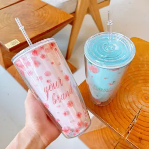 Vue détaillée de gobelets Sakura à double paroi avec pailles en rose et bleu