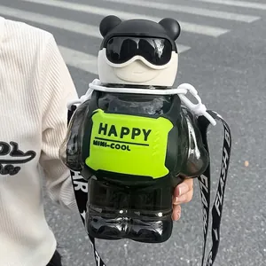 Botella de agua de oso linda de plástico con pajita y correa ajustable para niños