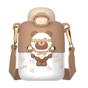 Botella de agua Tritan de oso con pajita y correa de hombro portátil para niños al aire libre