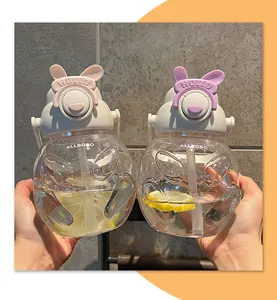 Due graziose borracce in plastica a forma di coniglio con cannuccia e fette di limone