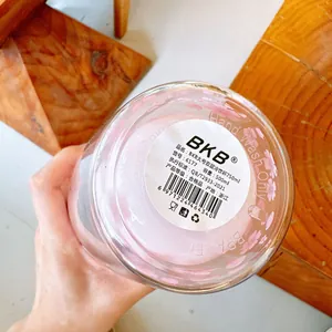 Détail du fond du gobelet en plastique à double paroi avec le logo Sakura et BKB