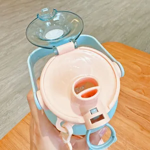 Dettaglio ravvicinato del coperchio rosa e del beccuccio di una borraccia blu