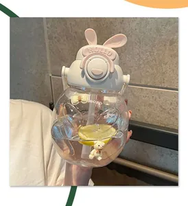 Vista dettagliata di una simpatica tazza d'acqua in plastica trasparente a tema coniglio