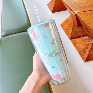 Gros plan d'un gobelet en plastique à double paroi avec motifs d'hortensias roses