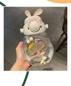 Dettaglio di una simpatica borraccia in plastica a tema coniglio con cannuccia e manico