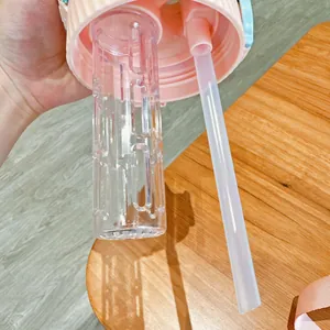 Dettaglio dell'interno del tappo con cannuccia e infusore per grande borraccia acqua