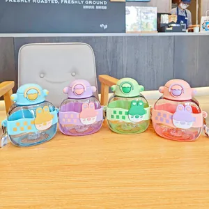 Quattro simpatiche borracce colorate con cannuccia per bambini su un tavolo di legno bar