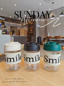 Detailansicht tragbarer Kaffeebecher mit Smile-Druckmanschetten in einem Café