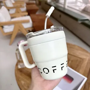 Detailansicht eines minimalistischen weißen Kaffeebechers aus Edelstahl mit Griff