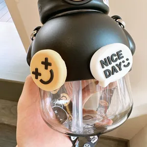 Dettaglio di una simpatica borraccia a forma di orsetto con toppa 'NICE DAY' e cannuccia.