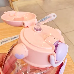 Dettaglio del coperchio rosa e della cannuccia di questa simpatica borraccia cartoon per bambini