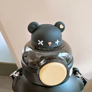 Dettaglio del tappo della borraccia a forma di orso nero con cannuccia per bambini