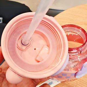 Dettaglio tappo rosa borraccia con cannuccia trasparente e guarnizione ermetica