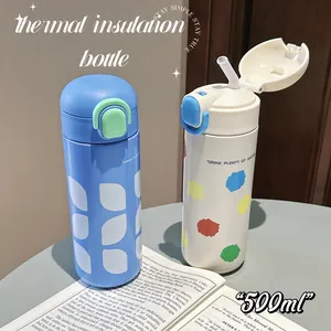 Nahaufnahme der modischen 500ml Isolierflasche mit Strohhalm in Dopamin-Farbe