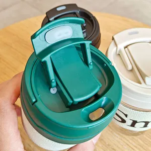 Detailaufnahme eines dunkelgrünen Kaffeetassen-Klappdeckels mit Trinktülle