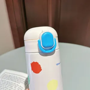 Nahaufnahme des blauen Strohhalmdeckels an einer weißen isolierten Wasserflasche