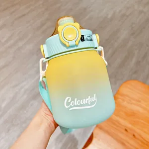 Dettaglio della borraccia smerigliata con gradiente giallo e verde menta e cinturino.