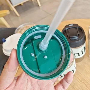 Detailansicht des grünen Kaffeetassendeckels mit Strohhalm und Silikondichtung